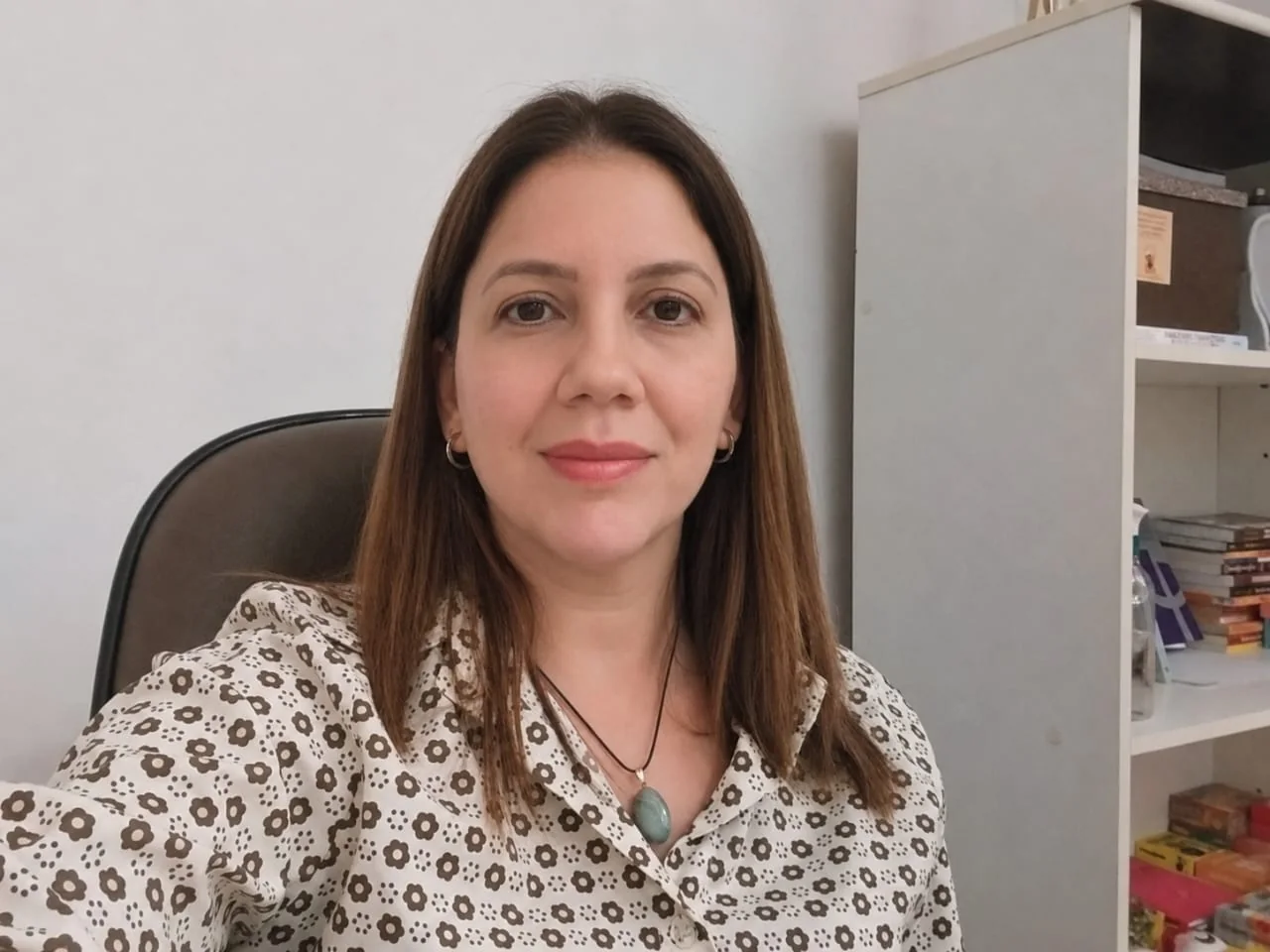 Dayanna Vacaro, psicóloga clínica, em seu consultório
